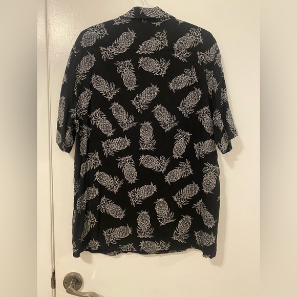 H&M Men’s Black and White Pineapple Button Up Shirt

-Large
-Regular Fit - Picture 2 of 4